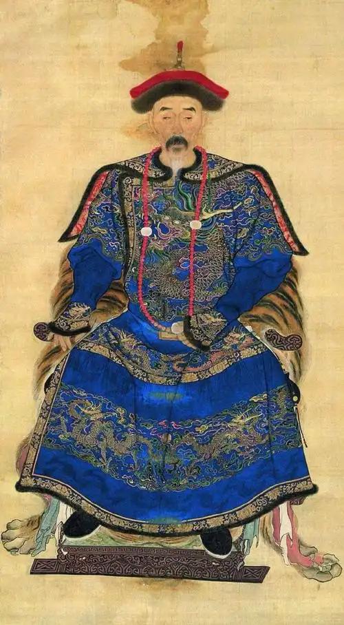 崇祯皇帝曾为他亲自披龙袍，皇太极曾亲自劝降。明朝骂他汉奸，清朝将其列为贰臣。两百