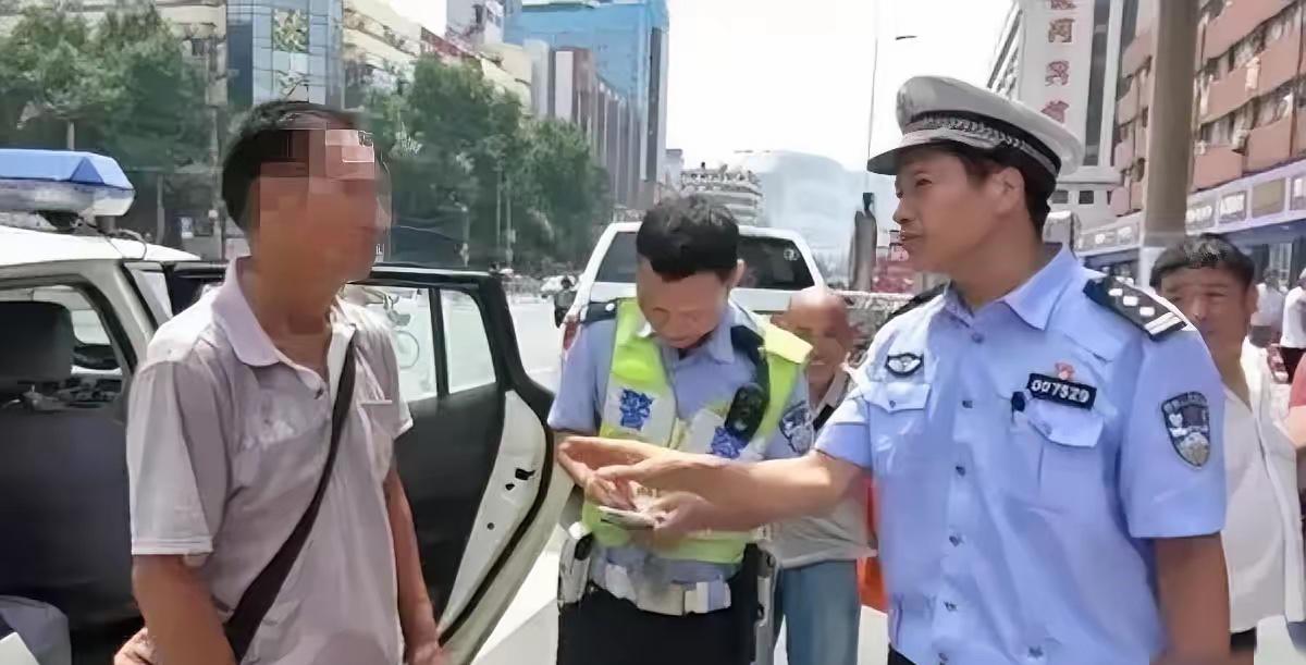 上海普陀交警执勤时，拦下了从河南长途驱车来沪卖瓜、误闯外地货车禁令的瓜农，依法依