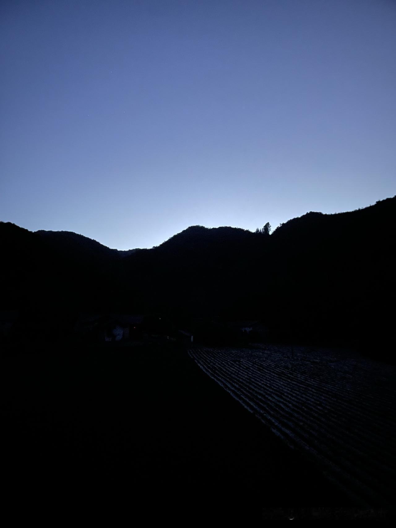 凌晨五点，大山深处醒来！
六点就被吵醒 凌晨 四点天亮了 宁静的山里 从三点半醒