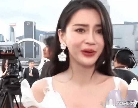 当杨颖登场颁奖，港媒特意关闭美颜，结果是灾难性的：baby脸色沉重、老态毕露。 