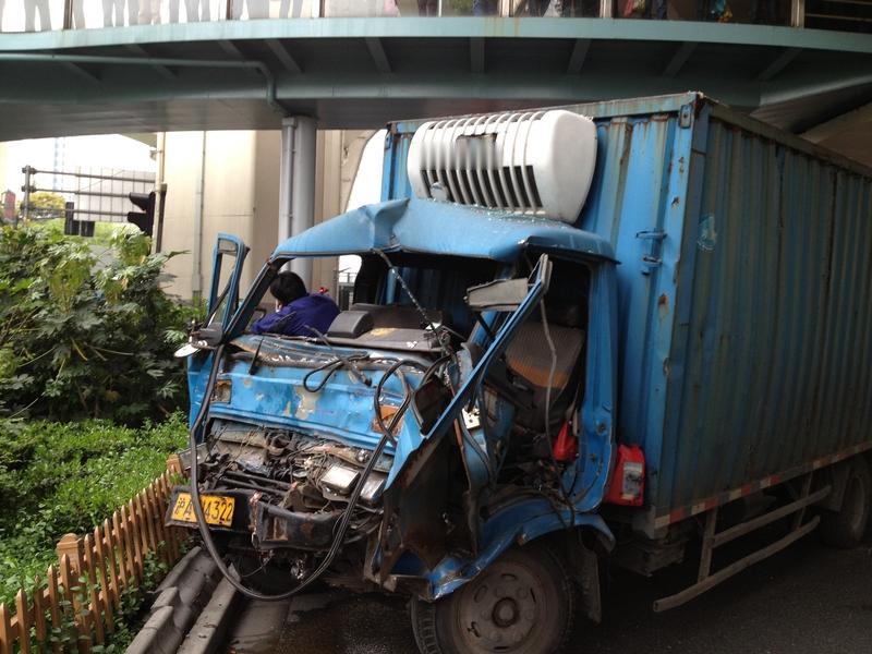 一哄而散的大巴与人心的离散

近日，一则“游客黄山之巅蜂拥争抢下山大巴”的视频，