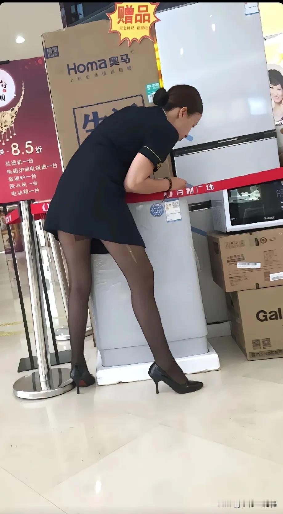 回去跟老公解释说搬东西的时候划破了丝袜，他能信吗？[捂脸]