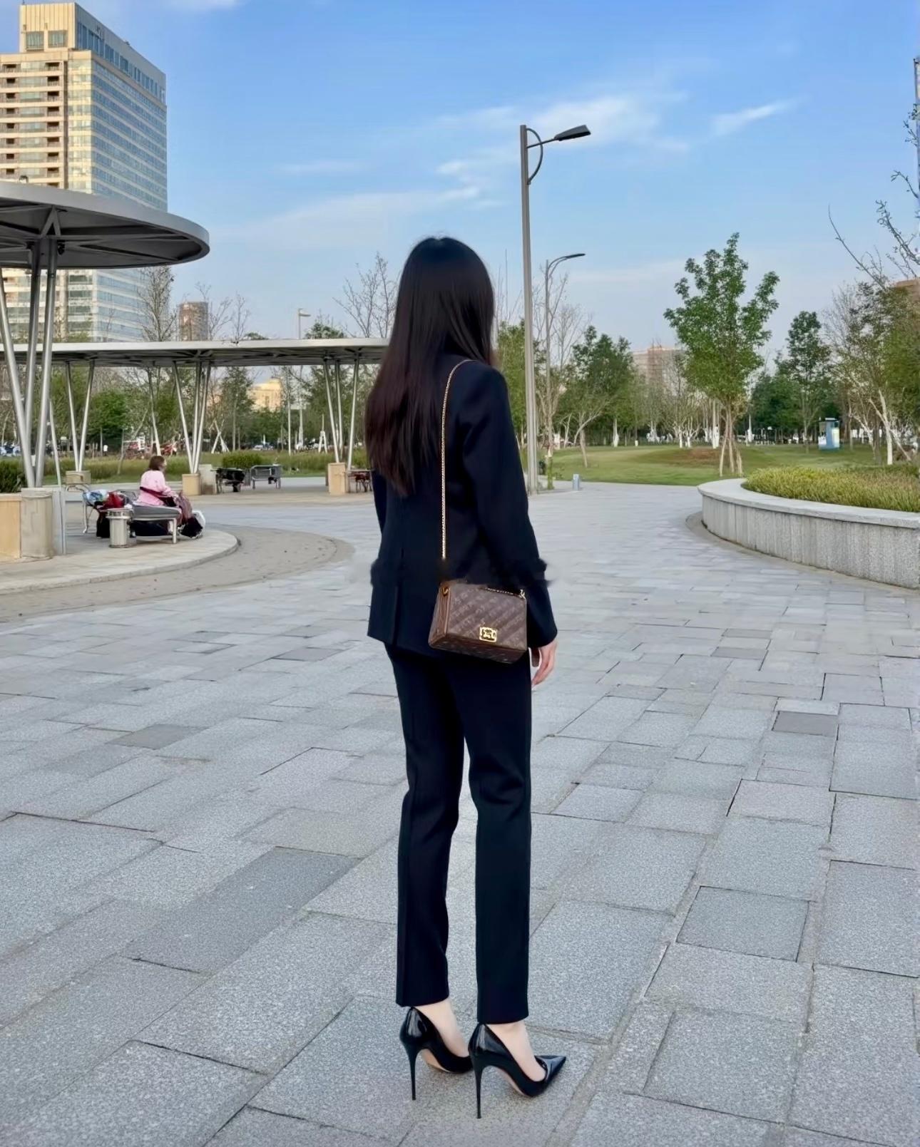 躲在阴暗的角落，窥探别人的生活，一定不好受[笑cry] ​​​