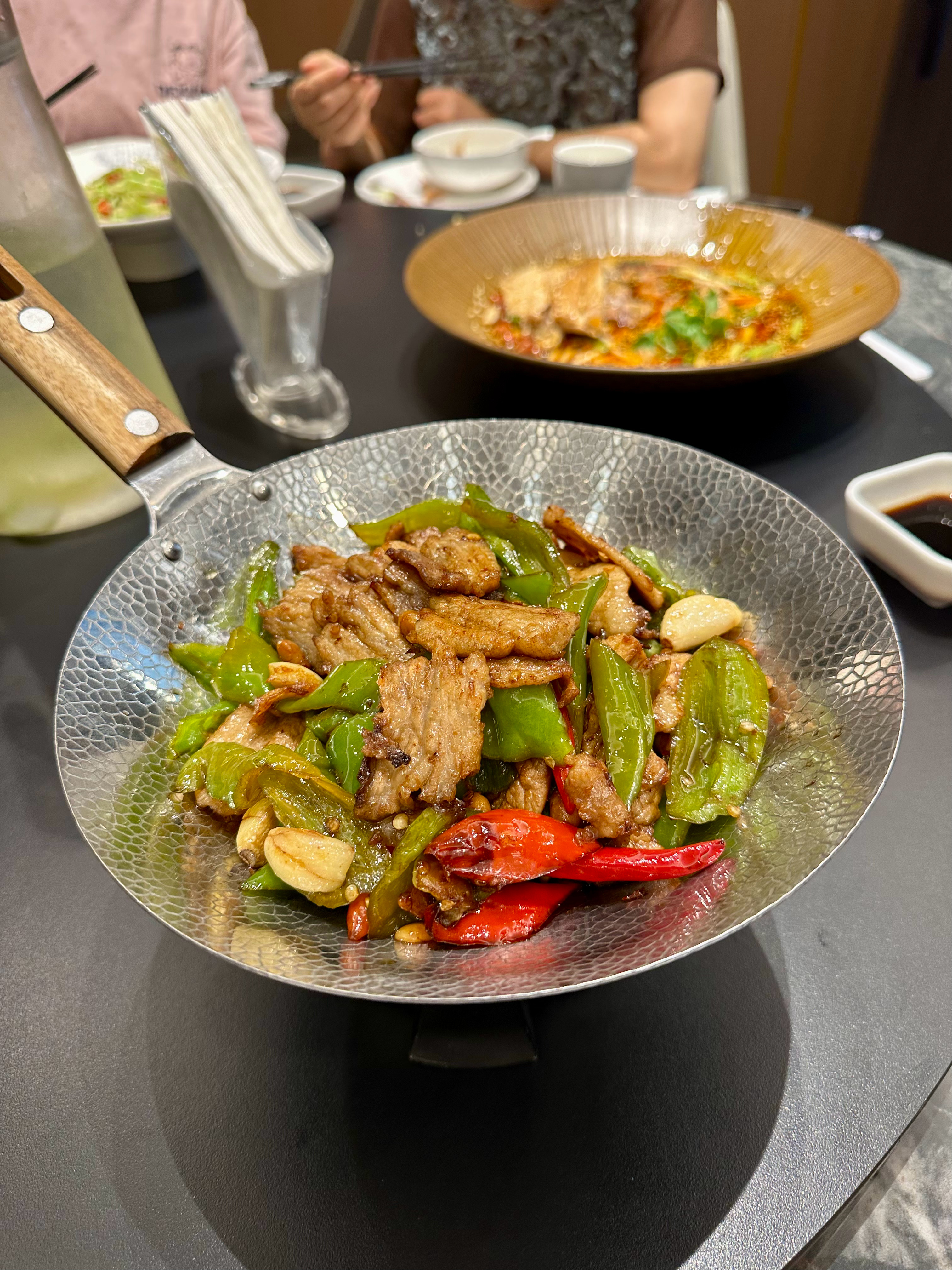 波士携夫人莅临水果摊视察工作，对工作提出中肯务实的优化建议。对健康管理事宜，重点