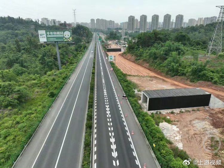 【过往车辆注意了！#成渝高速改扩建项目占用应急道施工#】5月12日，重庆高速集团