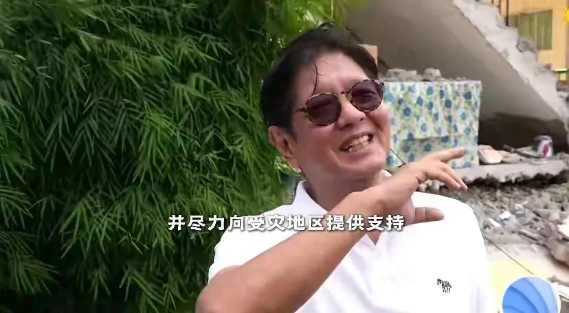 这就是菲律宾总统马斯科，在地震受灾现场竟然笑的合不拢嘴，如此开心。
在本国受到严