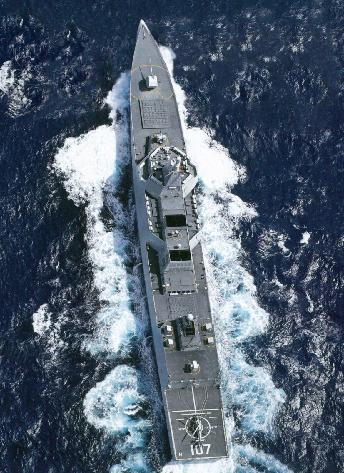 密密麻麻的垂发弹坑，除了武器系统部署非常简洁外，火力之强大也是令人惊叹的地方，垂