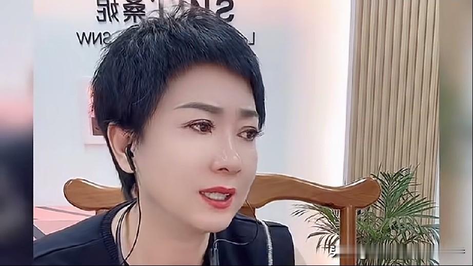 今天刷到孙小雨以前的一个直播录屏，她的眼圈红红的像是哭过，原来当天是她女儿的忌日