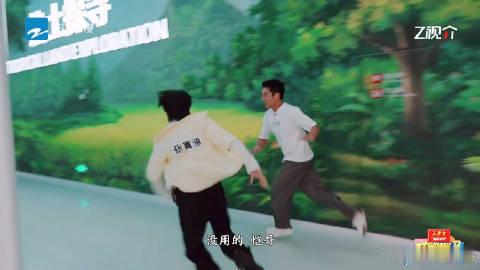 张真源撕名牌这么猛 张真源撕名牌动作快得让人目不暇接，粉丝们都已经在倒计时等待正