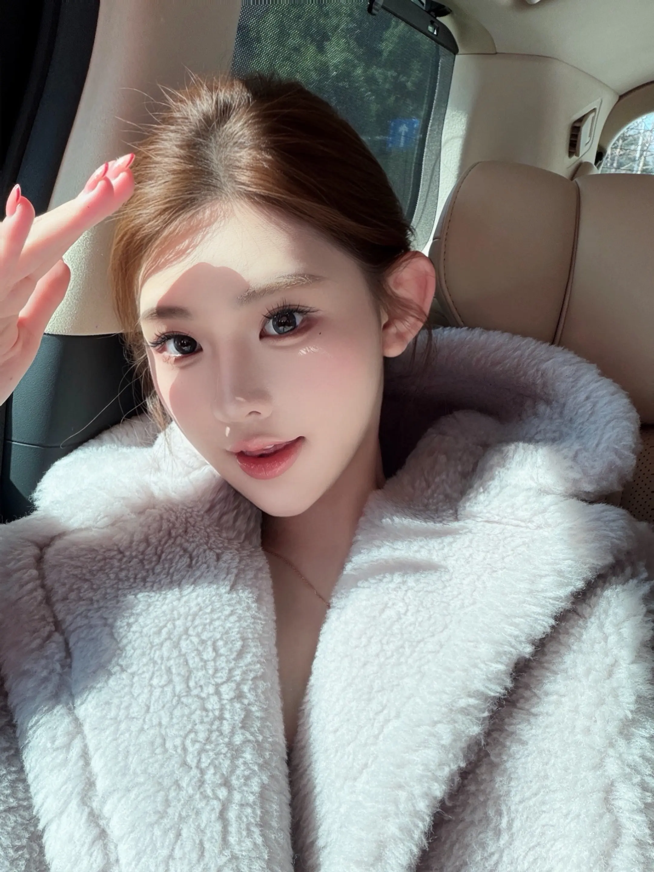 路与他人不同，何必听风动容