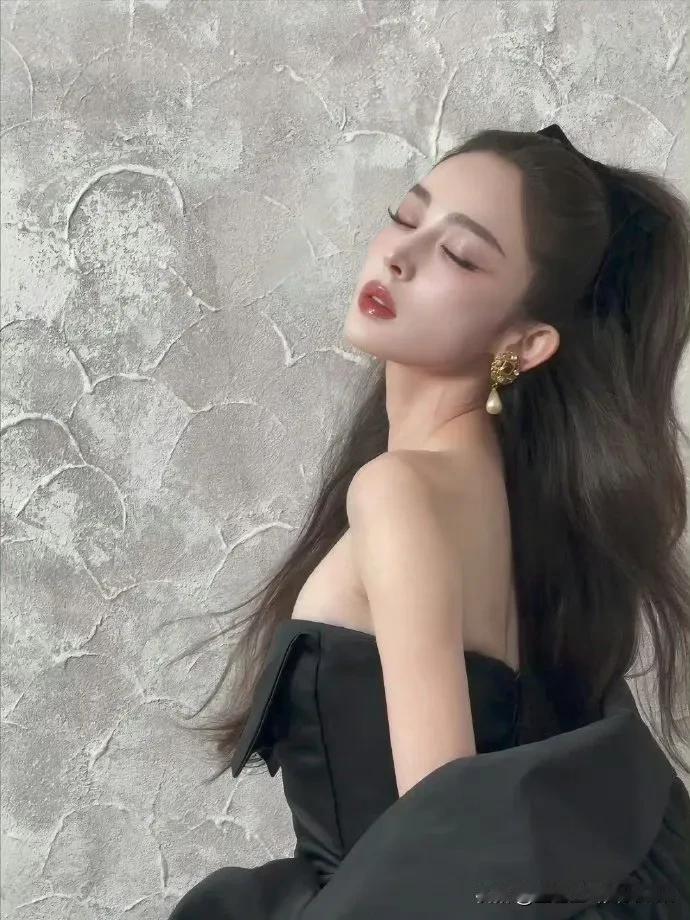 古力娜扎珠翠华章秀，浓妆艳抹娇