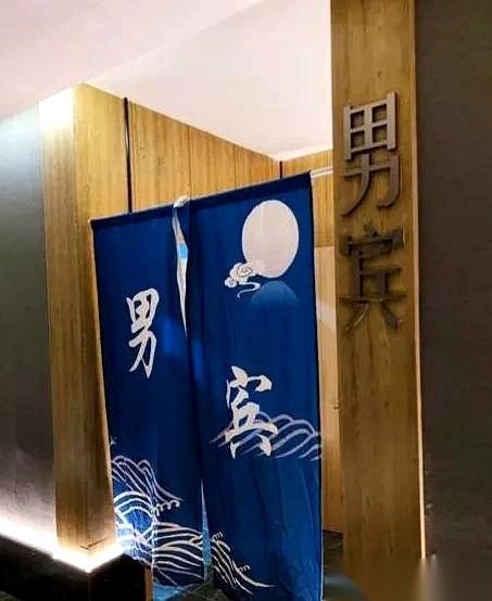 更衣室里，朋友压低了嗓子冲我吼：“你真是糊涂！那种七十多岁的老头，你也敢帮他搓背