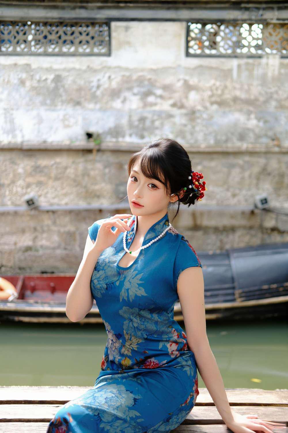 蓝调旗袍入江南，一帧尽是旧时光韵味
青石板、老拱桥、潺潺流水，幽深斑驳的古巷，江