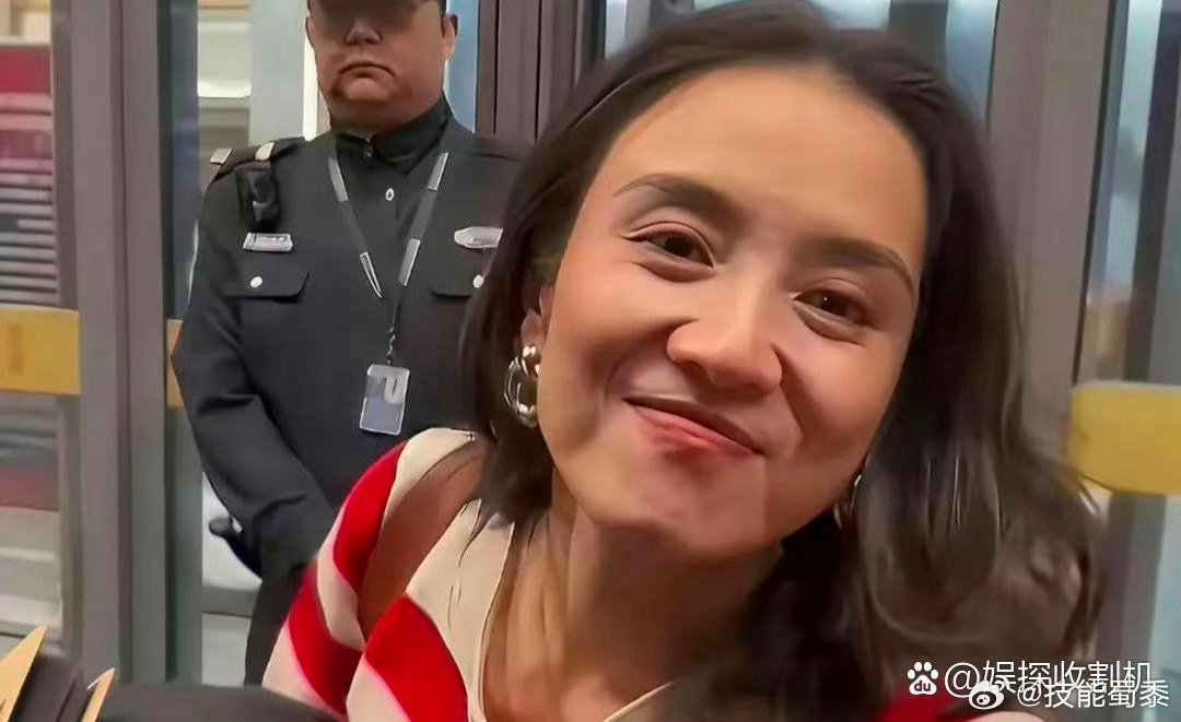 宋佳素颜出镜、没有妆容修饰，主打真实自然的美感。 
