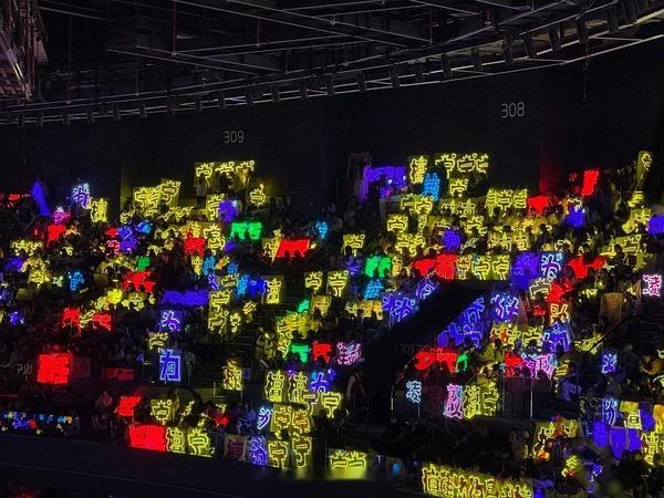 单说黄色的灯牌明显刘宇宁家比较多吧，檀建次家粉丝偷人家灯牌颜色到处吹