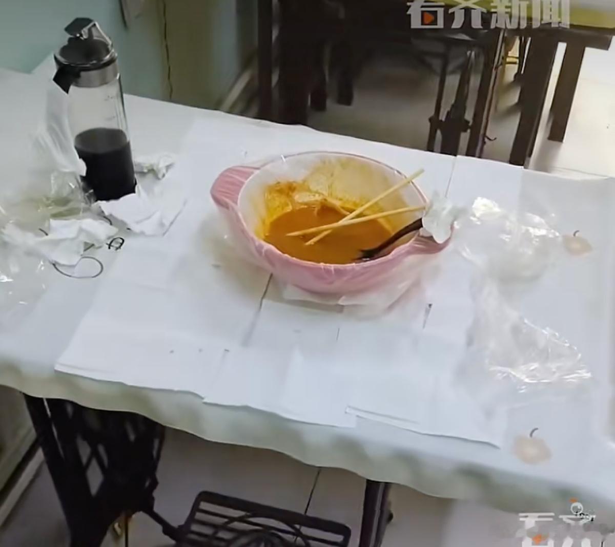 【沈阳一碗麻辣烫用掉三包纸，老板：连醋瓶把手都要包起来😅】沈阳一家麻辣烫店老板