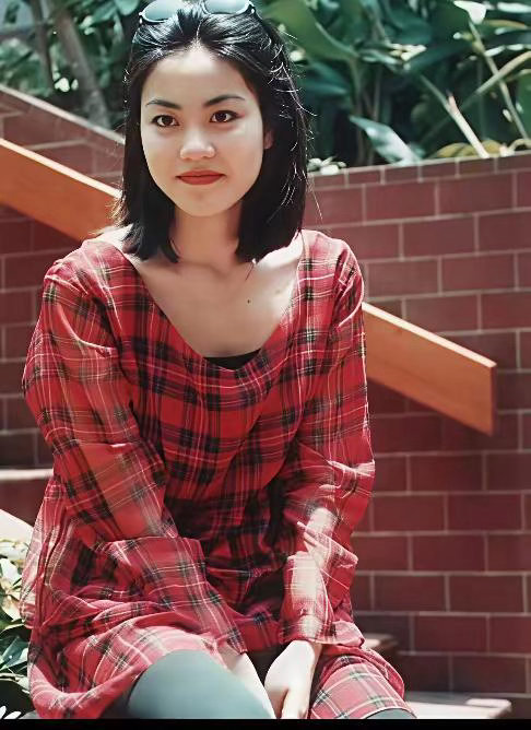 年轻时的王菲太有魅力，颜值出众，自带一份高级独特的气质。 ​​​