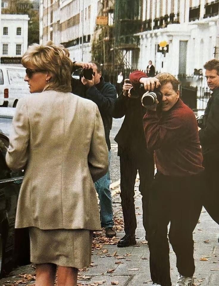 离了婚的戴安娜，日子真的很“艰难”，为何？
虽说她拿了高额的赡养费，头衔也在，但