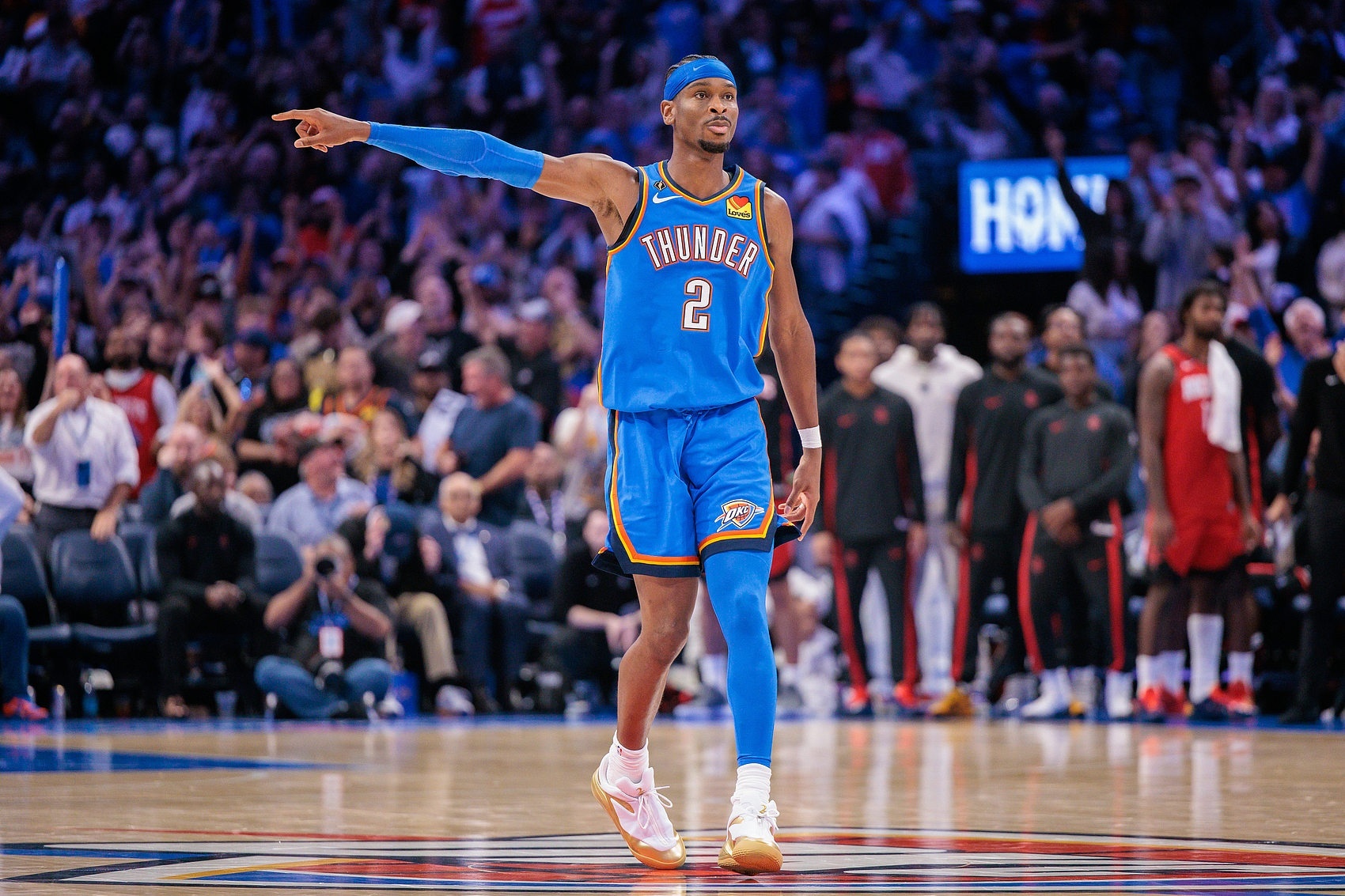 雷霆老鹰的比赛进行中，OKC Thunder Wire记者OKC Thunder