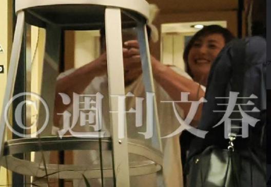  昨日日本知名周刊文春爆料广末凉子出轨，男方为人气法餐厅sio主厨鸟羽周作，同样