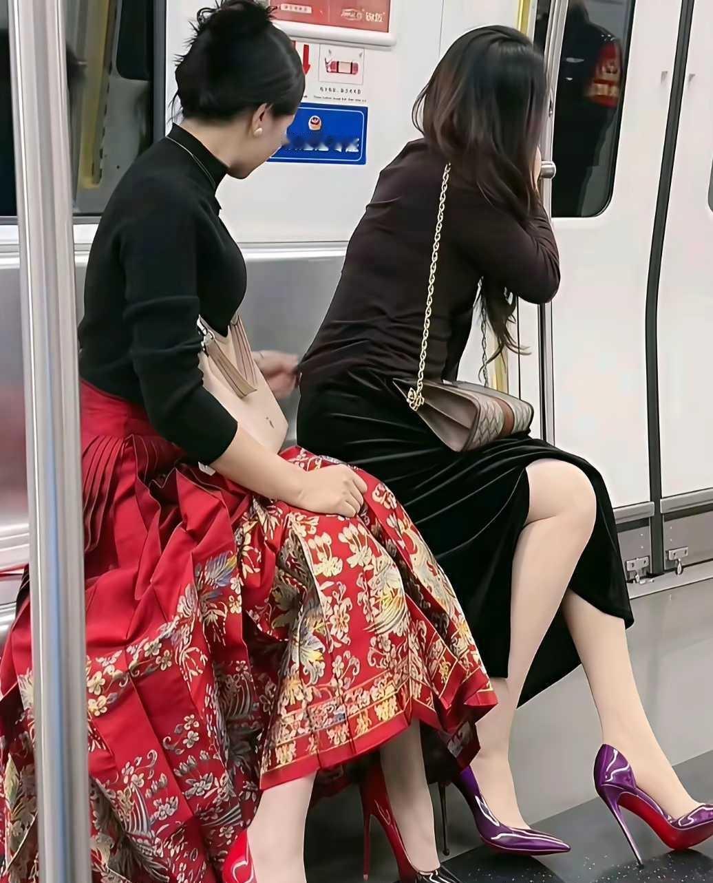 岁月从不败美人[赞][赞][玫瑰][玫瑰]

地铁车厢里，偶见两位中年女人很亮眼