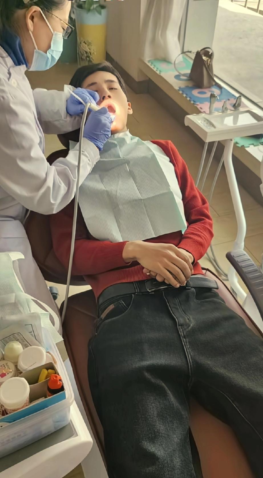 张云鹏的爸爸和继母带着张云鹏来到牙科诊所洗牙 ，诊所的医生免费为张云鹏进行洗牙 