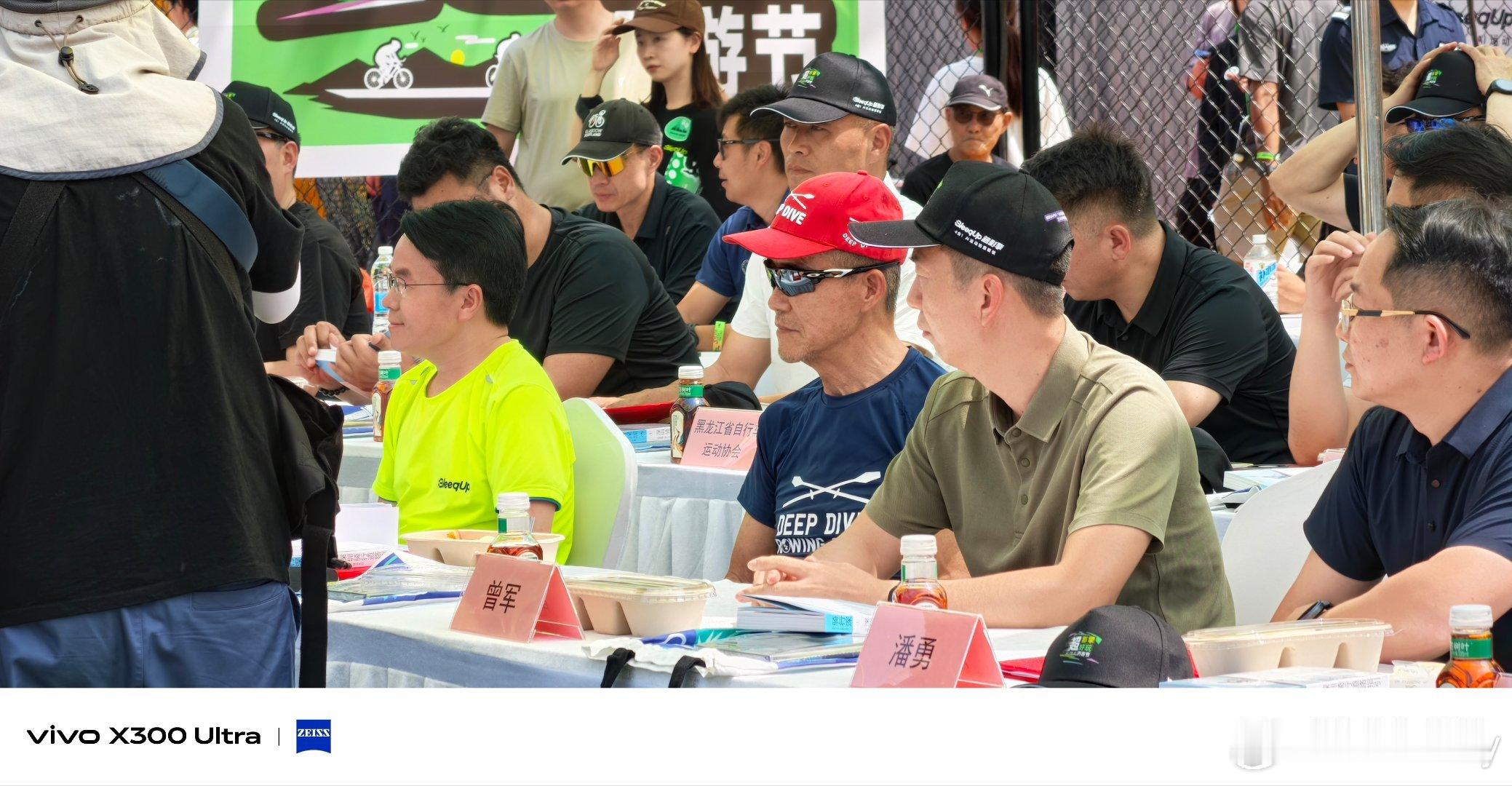 王石状态挺好啊！之前谁造谣的？今天深圳30多度，吴德周和王石关系应该不错，一会还