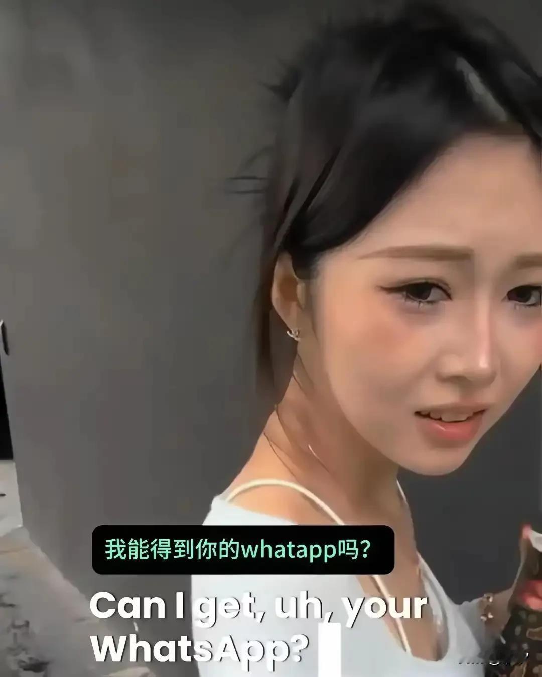 最近老外搭讪中国女孩的视频火了，
老外名叫麦克斯，
走在大街上看到一位长相甜美的