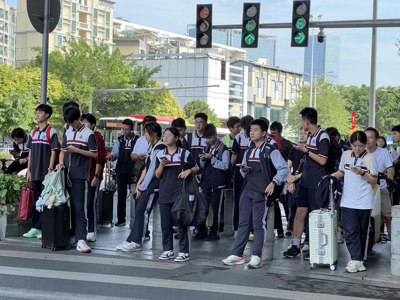 你觉得存钱和买保险哪个更靠谱不管哪个选项，都无法拯救孩子们被手机损坏的颈椎！