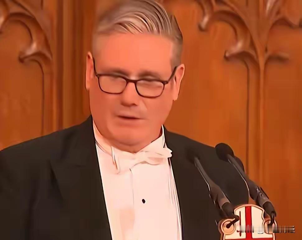 【斯塔默：乌克兰与欧洲安全】英国首相斯塔默多次强调，若乌克兰被迫向俄罗斯妥协，将