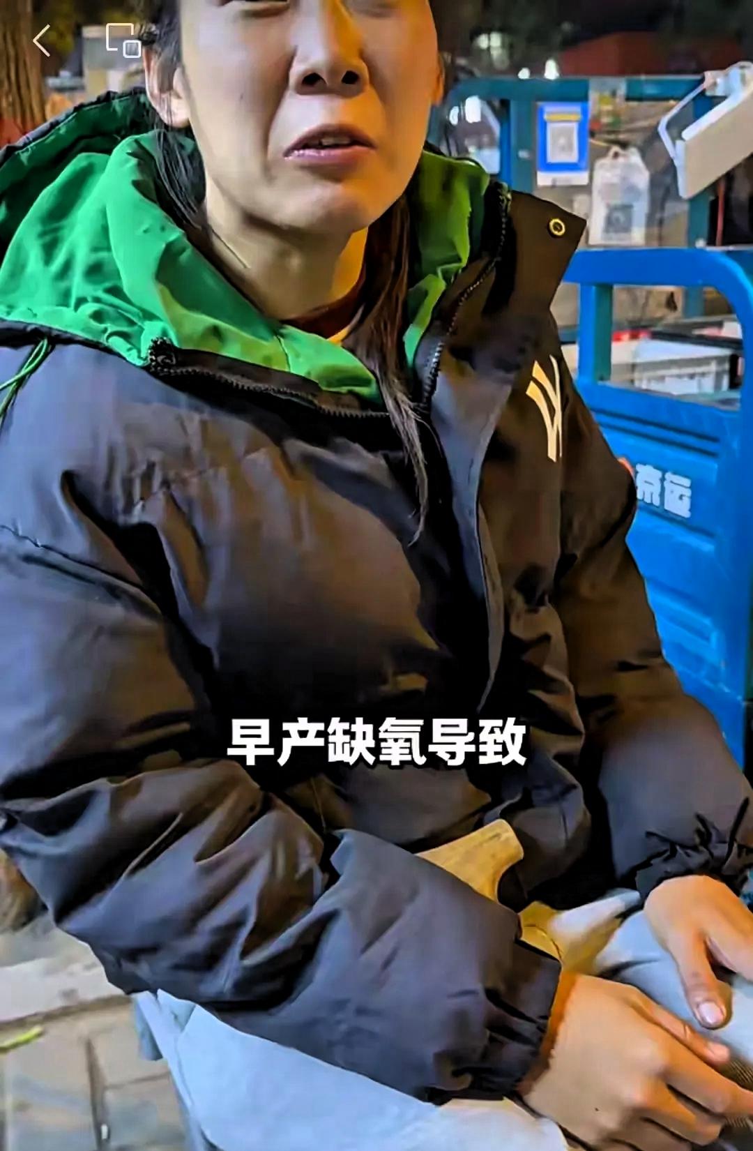 山西太原一男子深夜在档摊买香蕉，转账60000元，男子竟说，没转错！
 
山西太