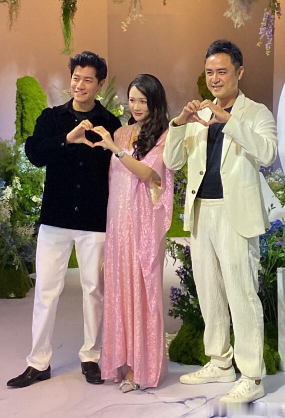 #陈乔恩夫妇参加萧敬腾婚礼##陈乔恩和老公参加萧敬腾婚礼# 陈乔恩夫妇参加萧敬腾