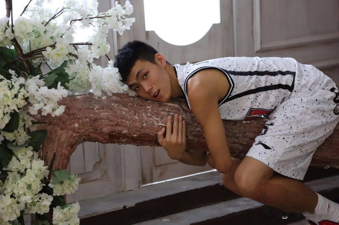 庞峥麟收到建议！
中国男篮对阵塞尔维亚球队的比赛中，庞峥麟表现让人过目难忘！不少