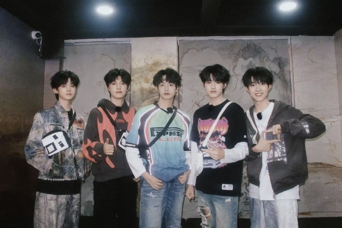TOP登陆少年团新歌概念影像MV竞速游戏竞技向概念影像预热上线，TOP登陆少年团
