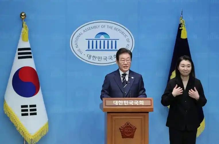 韩国彻底沸腾了！
3月16号，韩国总统李在明的支持率，连着两周一路猛涨，直接冲到