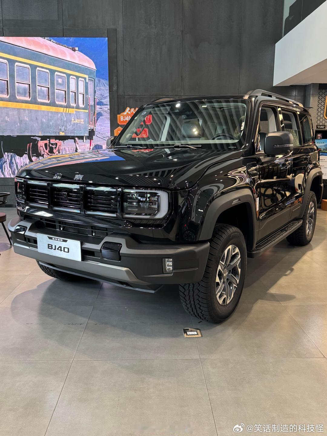 开这车最爽的就是能拆顶棚，天气好时秒变敞篷，进山玩泥巴过水坑都特别轻松，硬派造型