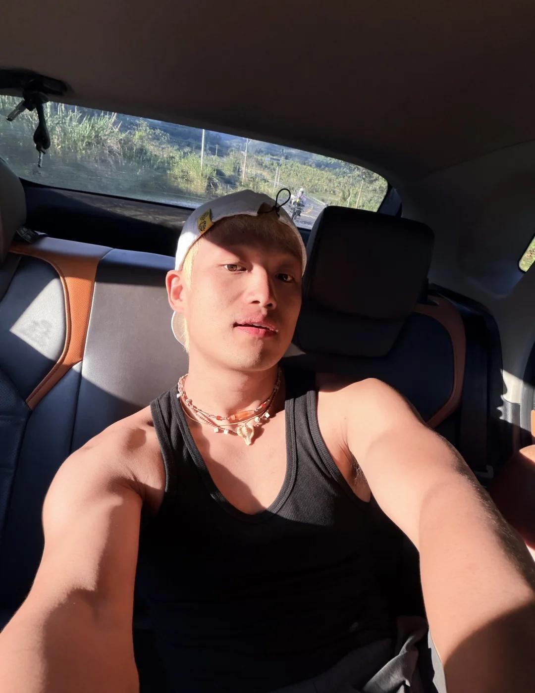 车上无聊的自拍
阳光好的地方怎么拍都好看黑皮 体育生 健身 一开车就想拍照 车内