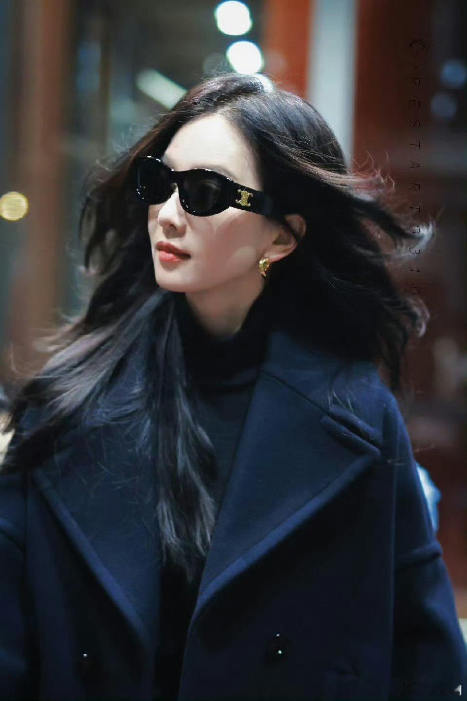 刘诗诗身穿CELINE出发前网巴黎时装周蓝色大衣好优雅明媚 ​​​