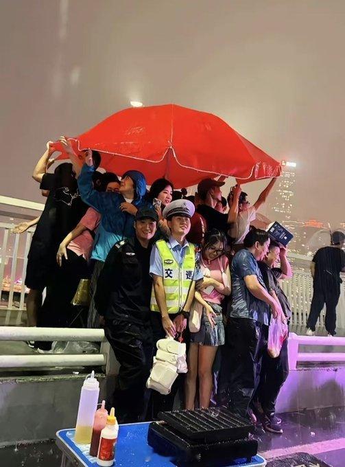 【暴雨中的山城，总有不期而遇的温暖！】🌧️✨ ​​​