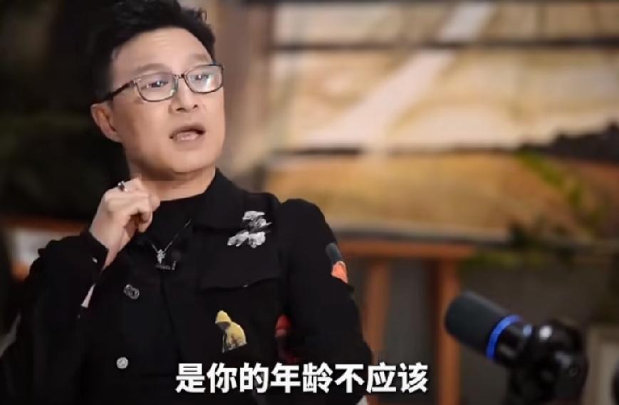 汪峰两个女儿放假找汪峰玩，当时汪峰在深圳开演唱会，两个女儿就去逛街了，二女儿进了