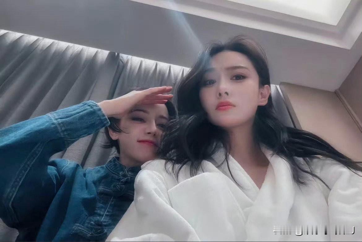 张馨予墨镜里藏着热巴！这彩蛋给满分，两位姐姐时尚周玩耍好开心。这也太吸睛了，魅力