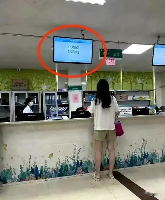 今天刷到个登记处的事儿，直接给我看愣了——有人登记名字，赫然写着“魏蜀吴”。

