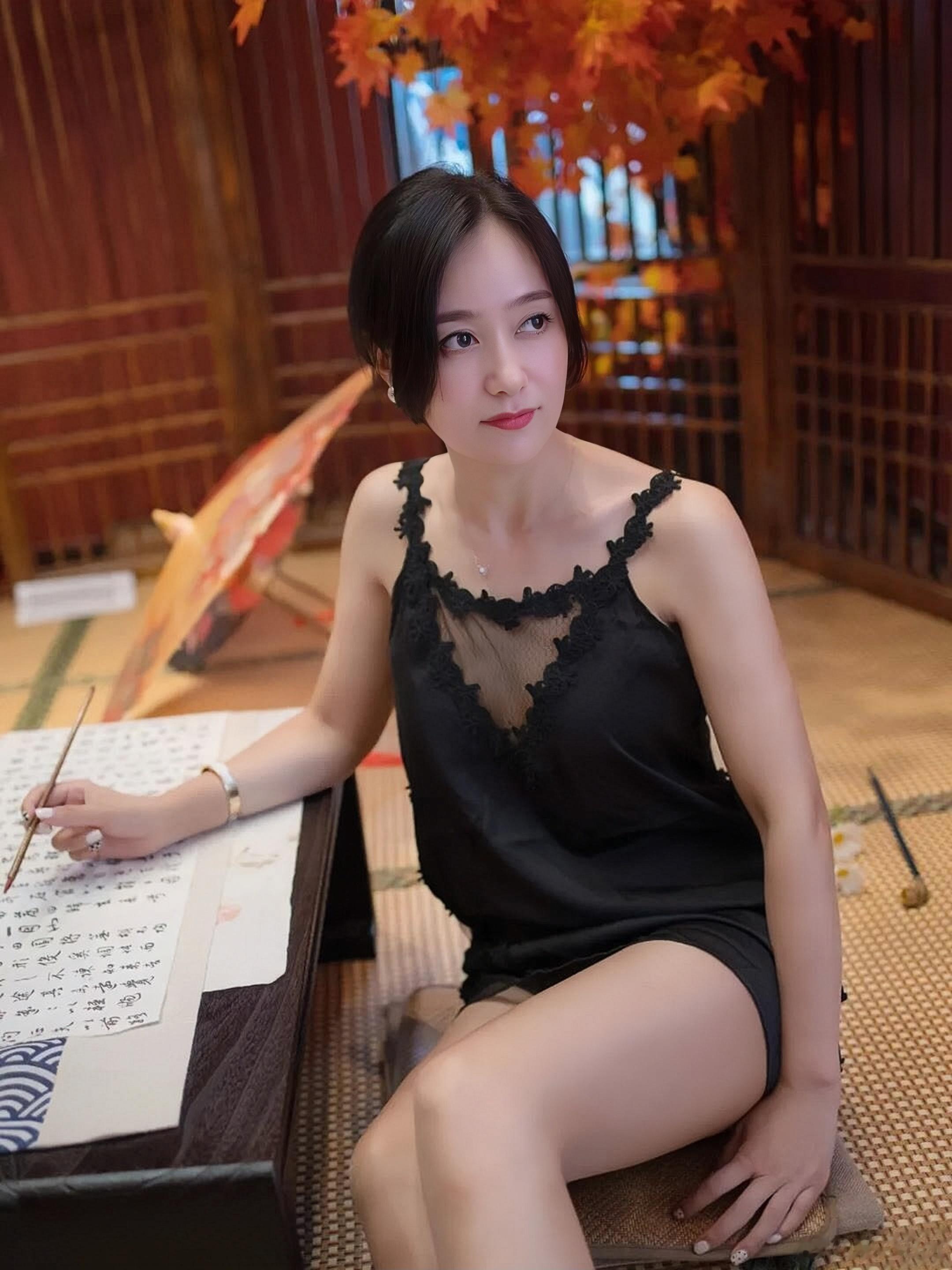 迷人的小阿姨这一身爱了吗？ ​​​