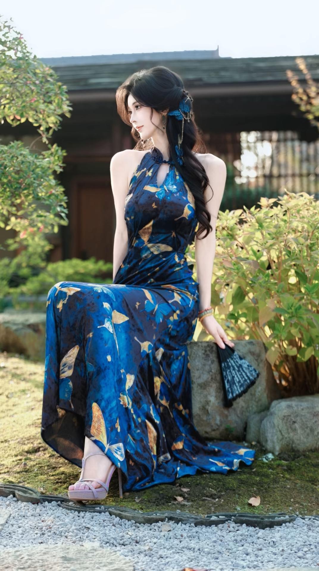 照片将东方古典韵味与现代性感美学完美融合，呈现出极致的视觉盛宴。
画面中的佳人一