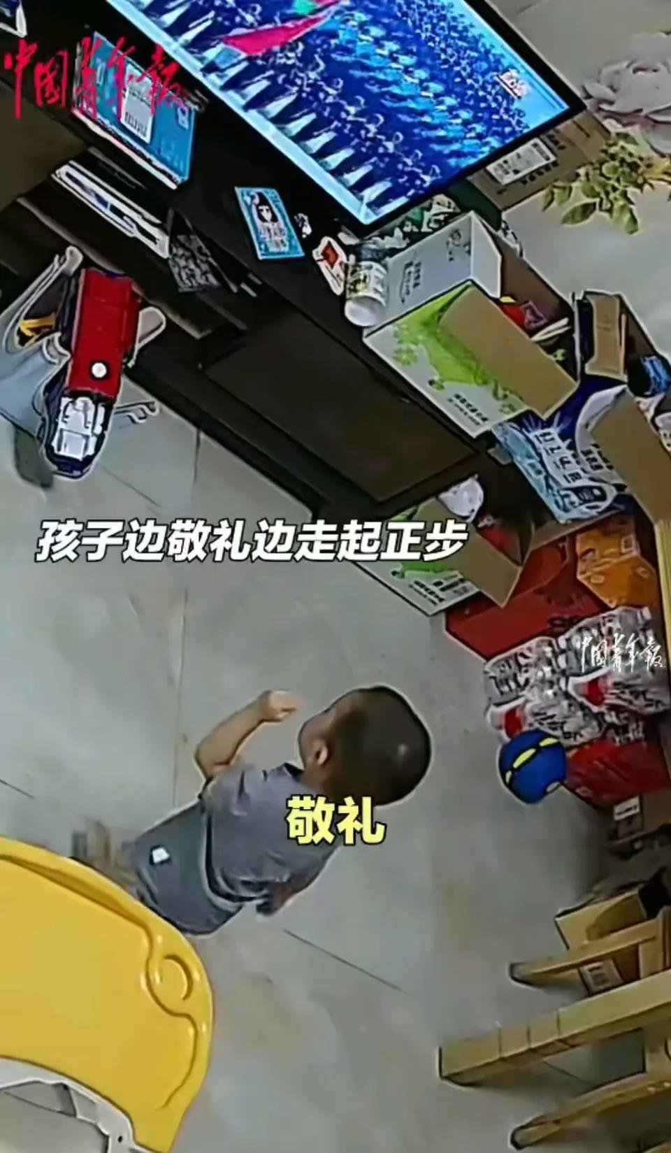 2岁萌娃模仿军人，走红网络背后的爱国启示

福建福州，一个普通家庭里，电视屏幕正