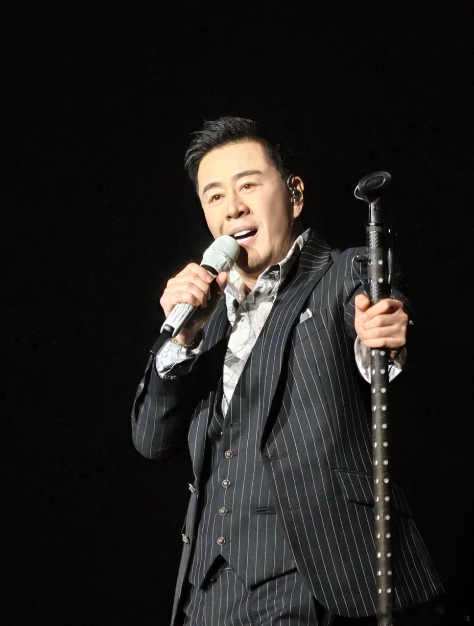 杨坤回应无法参加歌手突围赛 歌手2026 淘汰时红着眼不舍，如今坦然发文祝福所有