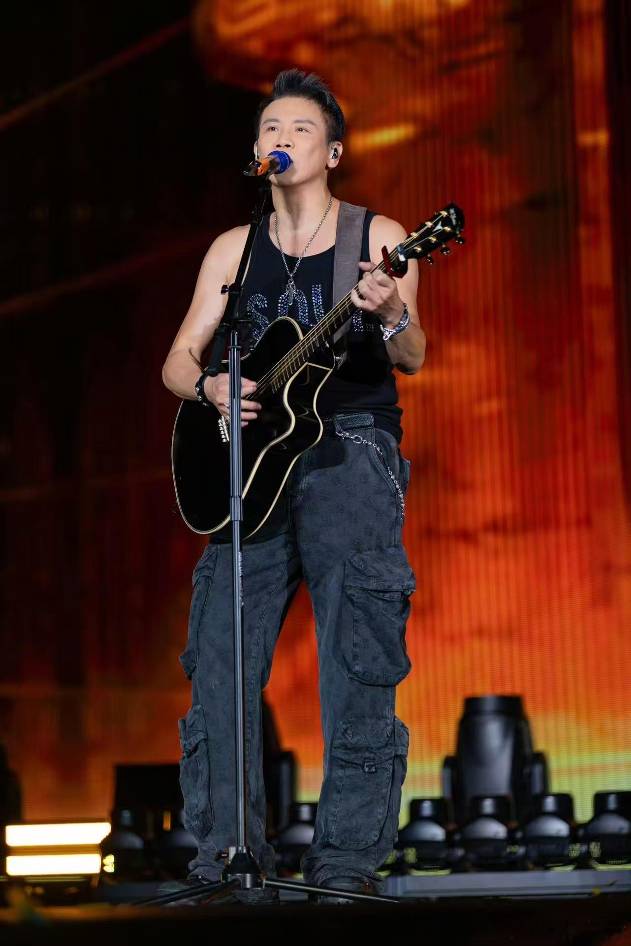 陶喆穿成了美式热狗 陶喆的北美巡演日常藏着惊喜！这身“美式热狗”造型吸睛度满分，