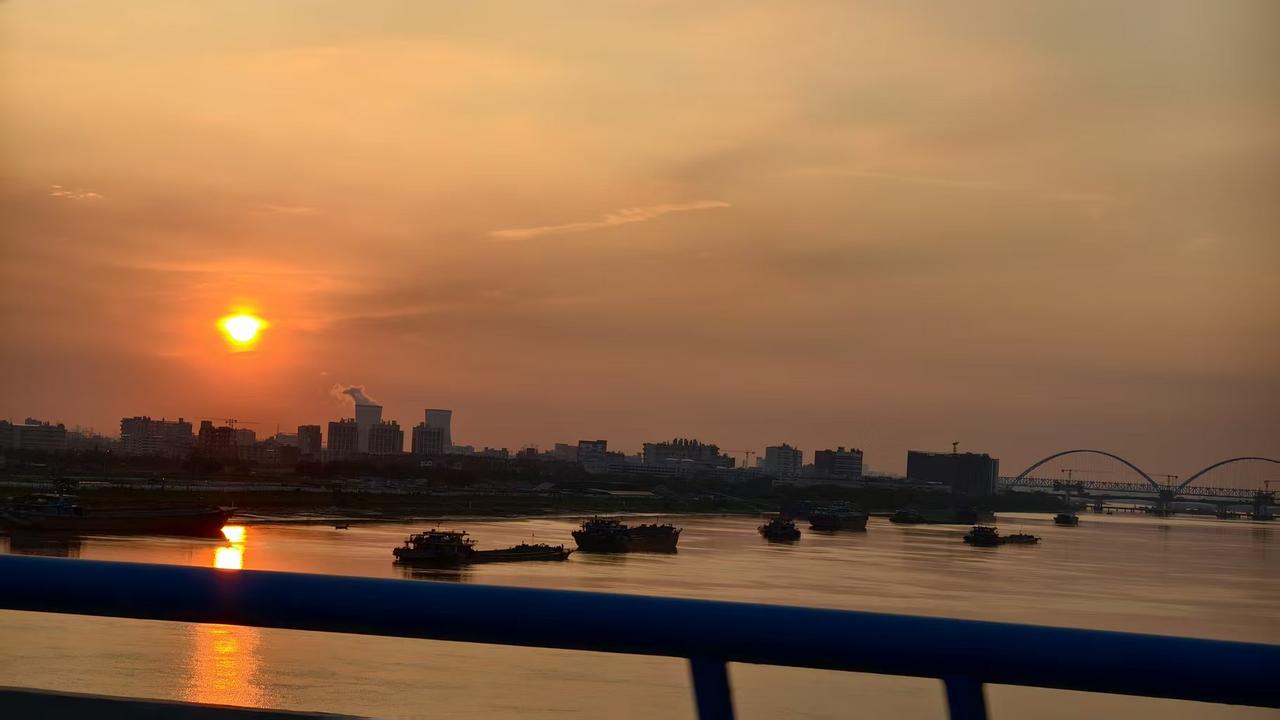 可以放五天假的夕阳，我觉得特别漂亮
各位大佬们，你们都开始堵车了吗？【来自懂车帝