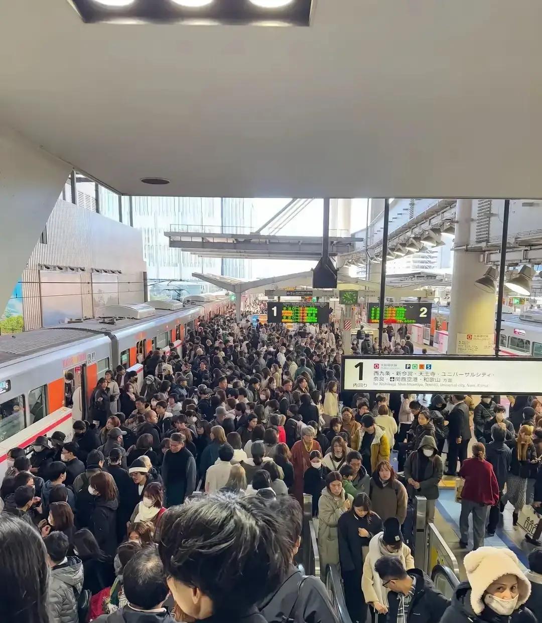 乍一看这照片，像不像春运的架势啊？原来这是日本机场绕了航站楼转了两圈，焦虑的排起