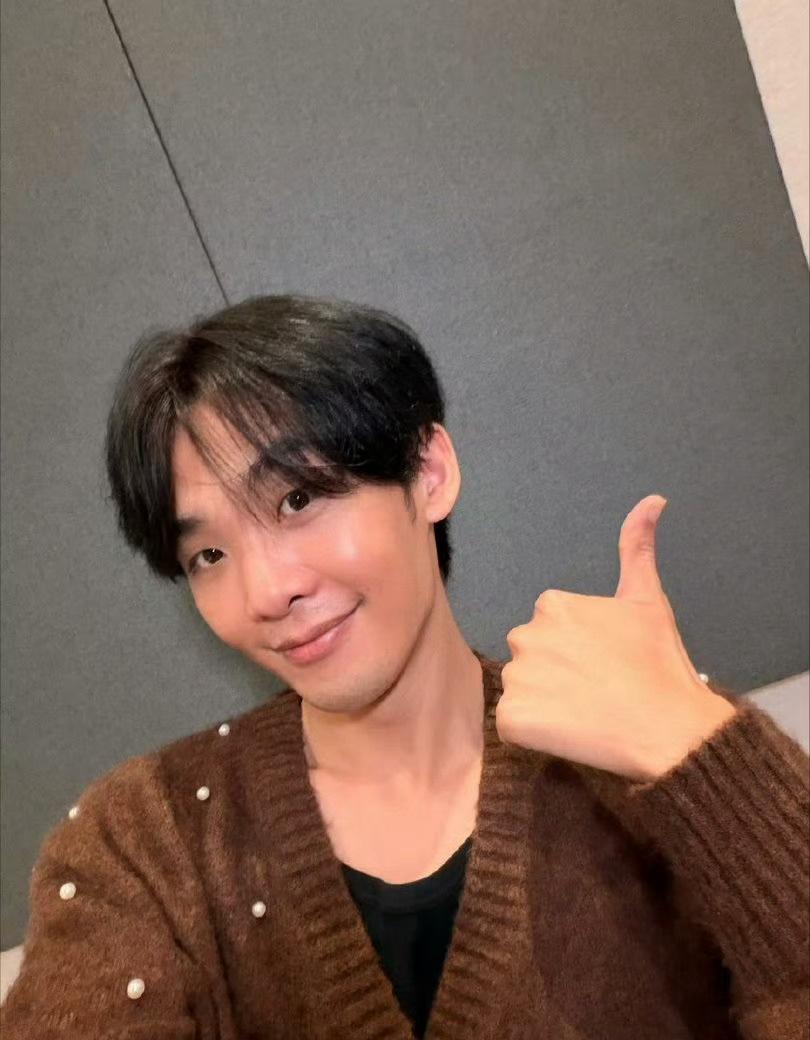 红得像熟透的樱桃！被叫哥哥后脸速红温，平时大大方方，原来这么不经逗，学到新玩法了